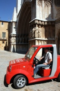 Amb el vehicle llogat es pot arribar fins al pla de la seu de la catedral de Tarragona. Foto ACN