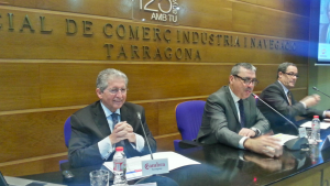 José Luis López de Silanes, president de CLH, juntament amb el president de la Cambra Albert Abelló i el diputat Pere Macias.