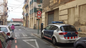 Un vehicle dels Mosos d'Esquadra al carrer Misericòrdia de Tarragona. Foto: Adrià Recasens