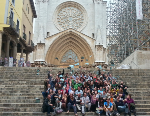 Els participants a la Mostra s'han fet una foto de família a les escales de la Catedral. Foto: Joan Marc Salvat