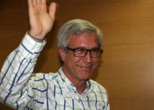 Josep Fèlix Ballesteros, saludant els assistents a l'assemblea en el moment de saber-se el resultat de les votacions. Foto ACN