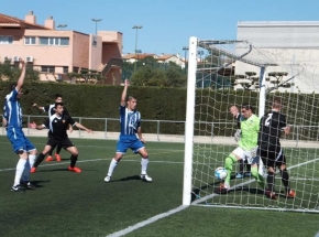Primer gol del Torredembarra, protestat pel Torreforta. Foto: campdesports.cat