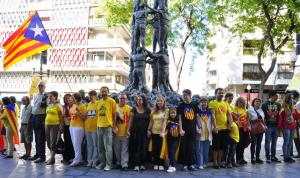 Un tram de la Via Catalana a la Gigafoto a l'estàtua dels castellers a la Rambla Nova