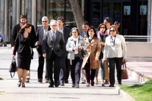  Josep Poblet arribant als jutjats de Reus escortat per 12 regidors del seu equip de govern. Foto:ACN