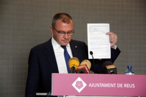 L'alcalde de Reus, Carles Pellicer, mostrant un dels documents que recull què percep anualment pels seus càrrecs públics, aquest dimecres a la tarda. Foto: ACN