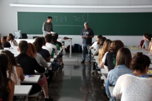 Estudiants atenent les explicacions dels membres del tribunal abans de l'inici de les proves d'accés a la universitat, a Tarragona. Foto: ACN