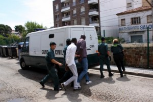 La Guàrdia Civil portant els detinguts al furgó policial per traslladar-los a la Comandància de Tarragona. Foto: ACN