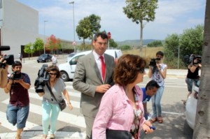 El regidor de Torredembarra Pere Font (CiU) a la sortida dels jutjats, envoltat de periodistes. Foto: ACN