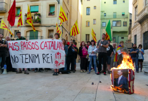 Durant la concentració s'ha cremat una fotografia de l'hereu, Felip VI. Foto: Joan Marc Salvat