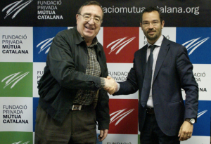 Encaixada de mans entre Joan Josep Marca i Frederic Adan.