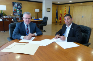 Pere Granados i Ramon Grau, en el moment de la signatura. 