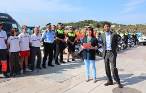 Carme Crespo i Carles Castillo, aquest matí amb agents policials i socorristes presentant la nova temporada de platges. Foto: Maur