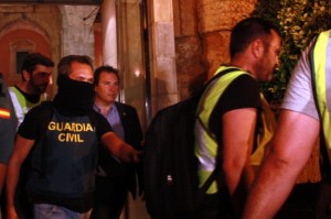 Daniel Masagué en el moment de sortir detingut de l'Ajuntament de Torredembarra el passat 26 de juny. Foto: ACN
