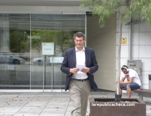 Pere Font, actual alcalde de Torredembarra, sortint dels jutjats aquest dilluns. Foto: larepublicacheca.com