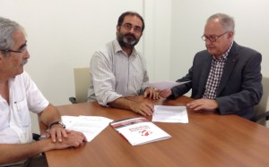 Signatura de l’acord entre el tinent d’alcalde de Treball i Activació Econòmica, Xavier Tarrés, i el president de SECOT, Tomàs Berastegui