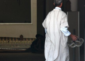 Un musulmà traient-se el calçat per anar a resar a Reus. Foto: ACN