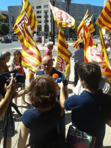 Una imatge de la concentració amb Jordi Salvador parlant. Foto @UGTTarragona