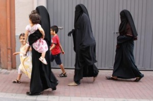 Dones musulmanes passejant amb el vel integral. Foto: ACN