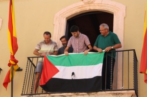 L'alcalde d'Altafulla, Fèlix Alonso, el primer tinent d'alcalde, Jordi Molinera, i els regidors Pere Gomés i Guillermo Alonso, penjant la bandera de Palestina al balcó de l'Ajuntament. Foto: ACN