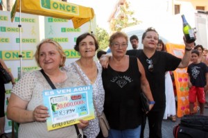 Eufòria a la parada de la Pilar Solà, a Cambrils, la venedora de cupons de l'ONCE que aquest dijous va vendre un cupó premiat amb 20 milions d'euros. Foto: ACN