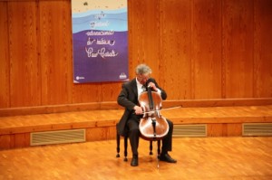El violoncel·lista alemany Julius Berger durant el concert de clausura