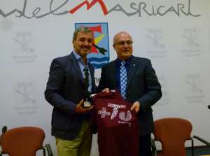 Jaume Collboni ha rebut de mans de l'alcalde, Roc Muñoz, la insígnia de la Canonja, dues samarretes commemoratives i un llibre. Foto: Joan Marc Salvat