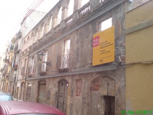 Façana d'un edifici deteriorat a Tarragona