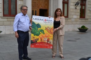 Imatge amb el regidor de Cultura i Joventut, Joaquim Sorio, i la creadora del cartell, Eva Ibáñez
