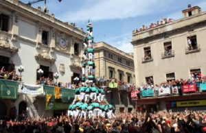 Moment en què l'enxaneta fa l'aleta al tres de deu amb folre i manilles dels Castellers de Vilafranca