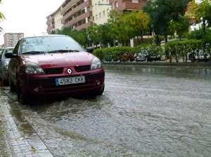 Un carrer de Tarragona, colgat per la pluja, en una imatge d'arxiu