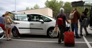 Imatge d'arxiu de passatgers a la graella de taxis de Camp de Tarragona.