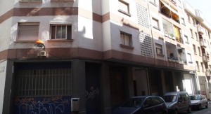 El pis ocupat es troba a la segona planta del número 2 del carrer Castaños. Foto: El Punt Avui