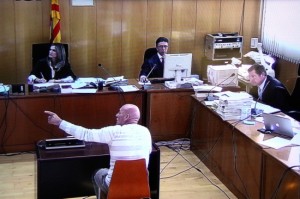 L'acusat, Ramon Laso, durant la seva declaració a l'Audiència de Tarragona, fent unes indicacions a una pantalla. Foto: ACN