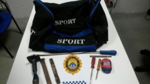 En el moment de la detenció, l'home portava aquesta bossa d'esport amb diverses eines, entre elles dues escàrpies, un cisell, tres tornavisos i una llanterna 