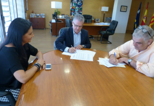 L'alcalde de Salou, Pere Granados, ha signat el conveni aquest divendres