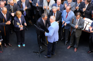 Encaixada de mans entre el president Artur Mas i l'alcalde Fèlix Alonso