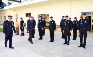 L'alcalde, Pere Compte, i el cap de la Policia Local, Joan Pie, passant revista a la formació. 