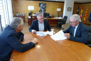 L'alcalde de Salou en la signatura del contracte
