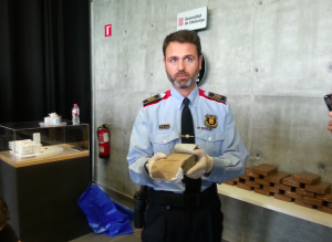 El sostsinspector en cap de la unitat d'investigació dels Mossos, Eduard Vicenç, amb un paquet d'heroïna valorat en 14.000 euros. Foto: Joan Marc Salvat